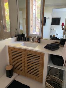 bagno con lavandino e specchio di Superbe appartement avec Rooftop privé a Saint-Tropez