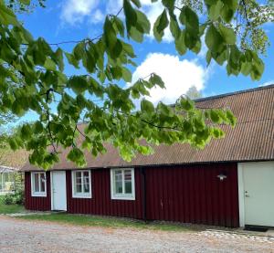 a red building with a brown roof at Grindhuset in Skottorp