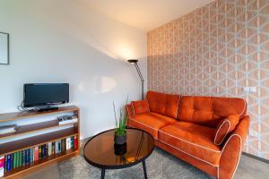 uma sala de estar com um sofá e uma mesa em Apartment Vitus em Cermes