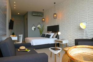 Bonita Bay Concept Hotel by Xarm Hotels的电视和/或娱乐中心