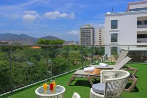 patio ze stołem i krzesłami na balkonie w obiekcie Bonita Bay Concept Hotel by Xarm Hotels w mieście Santa Marta