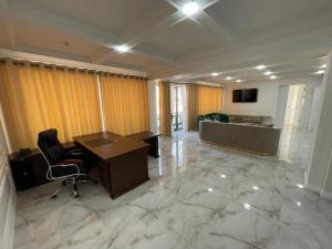 Shohjahon Palace Hotel & Spa في سمرقند: مكتب مع مكتب وطاولة في غرفة
