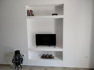 TV a/nebo společenská místnost v ubytování Armonia - Brand new apartment in Ermioni Village
