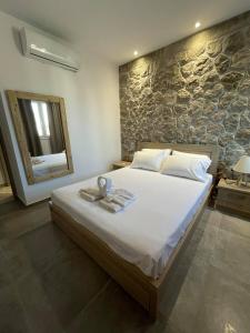 A bed or beds in a room at Armonia - Brand new apartment in Ermioni Village