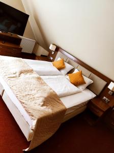 
Łóżko lub łóżka w pokoju w obiekcie Dworek Dąbrowa
