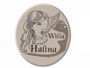 una medalla con un retrato de una mujer con alas en Willa Halina, en Sandomierz