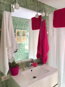bagno con lavandino e specchio di Casa Lucilita a Valles de Ortega