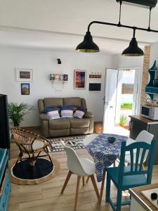 ein Wohnzimmer mit Sofa und Tisch in der Unterkunft Casa Lucilita in Valles de Ortega