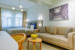 - un salon avec un canapé et un lit dans l'établissement The Wilson Galata Hotel, à Istanbul