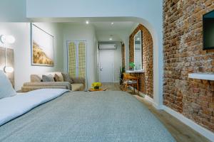 Un dormitorio con una pared de ladrillo y una cama en The Wilson Galata Hotel, en Estambul
