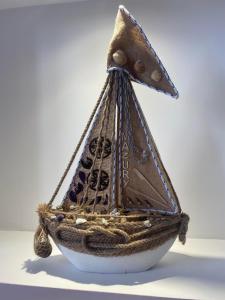 a model of a boat on top of a bowl at Willa Andersa in Ruciane-Nida