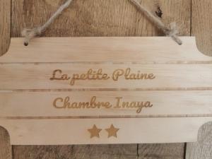 Ein Schild, auf dem la polite plane chamonix steht. I napa hängt an in der Unterkunft La petite plaine in Clansayes