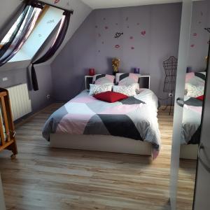 ein Schlafzimmer mit einem großen Bett und einem Fenster in der Unterkunft Un petit coin de paradis 2 in Clairfontaine