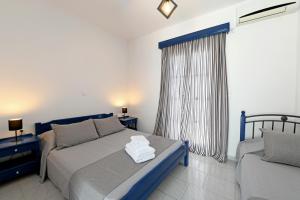 Katil atau katil-katil dalam bilik di Lunar Santorini Hotel