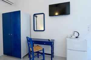 Televisyen dan/atau pusat hiburan di Lunar Santorini Hotel