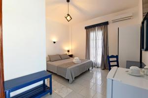 Katil atau katil-katil dalam bilik di Lunar Santorini Hotel