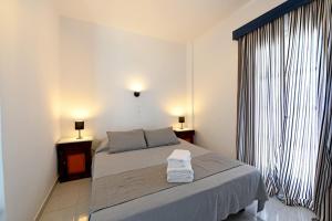 Katil atau katil-katil dalam bilik di Lunar Santorini Hotel