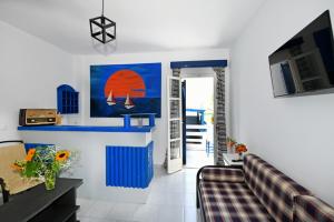 un soggiorno con divano e TV di Lunar Santorini Hotel a Perissa