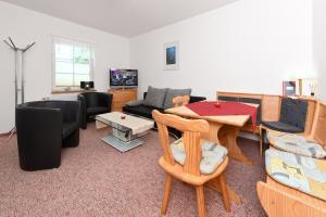 TV a/nebo společenská místnost v ubytování Pension Pradler Wohnung 1