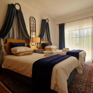 um quarto com 2 camas e uma janela em Apartment T3 - Frei Joao - Pleasant and cozy em Tavira