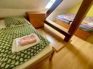 Un pat sau paturi într-o cameră la Biesdorf-verkehrsgünstig und ruhig