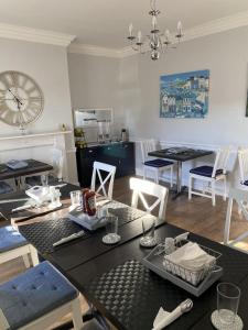 The Roxburgh Guest Accommodation في بيرويك أبون تويد: غرفة معيشة مع طاولة طعام وكراسي