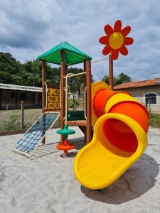 Children's play area sa FamilyCamp hospedagem perto do Magic City