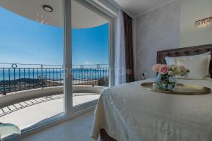 Ban công/sân hiên tại Villa Smaragd - Opal - Luxury Apt With Shared Pool And Private Hot Tub