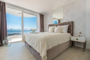 Giường trong phòng chung tại Villa Smaragd - Opal - Luxury Apt With Shared Pool And Private Hot Tub +33 ảnh