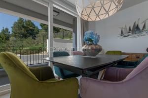 Khu vực ghế ngồi tại Villa Smaragd - Opal - Luxury Apt With Shared Pool And Private Hot Tub