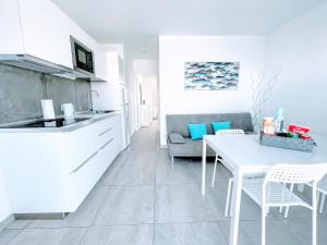 A kitchen or kitchenette at Blue Island Pool View & Wi-Fi by iRent Fuerteventura
