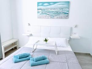 A bed or beds in a room at Blue Island Pool View & Wi-Fi by iRent Fuerteventura Még 37 kép