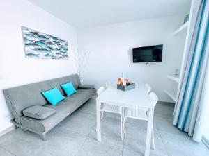 A television and/or entertainment centre at Blue Island Pool View & Wi-Fi by iRent Fuerteventura