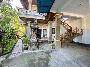 an image of a house with a staircase and a courtyard at Pondok Mimba in Padangbai