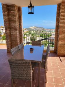 un patio con mesa de comedor y sillas y vistas en ¡Precioso apartamento con fantásticas vistas en Al-Andalus Thalassa!, en Vera