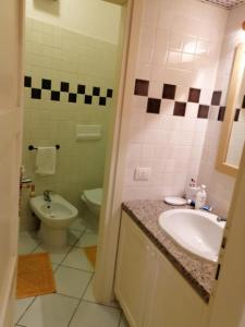 łazienka z umywalką i toaletą w obiekcie Casa vacanze Calarossa (Sardegna) w mieście Isola Rossa