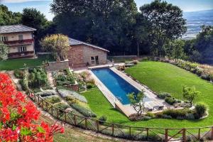 una casa con un gran patio con piscina en Dionisia's Home, Pool, Spa on Monviso UNESCO ALPS, en Verzuolo