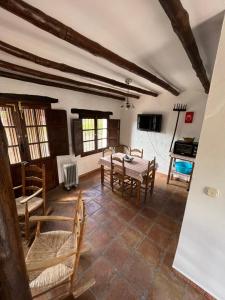 a room with a table and chairs in a house at Casa Rural Albahaca in Jimera de Líbar