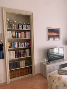 a living room with a book shelf filled with books at "Sabbinirica" in Syracuse