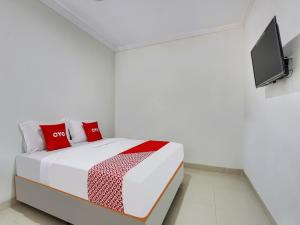 Tempat tidur dalam kamar di Super OYO 91082 Nathania Exclusive