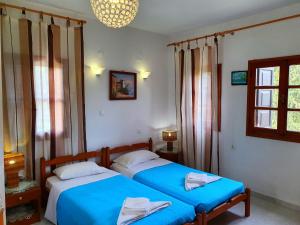 En eller flere senge i et værelse på Galini View Apartments Lindos