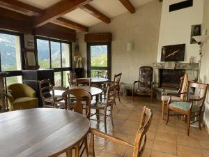 un restaurant avec des tables, des chaises et une cheminée dans l'établissement Auberge du Point Sublime, à Rougon