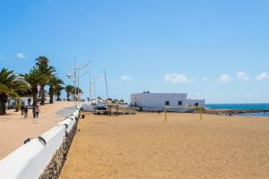 Foto de la galería de Eslanzarote Playa Honda SunSet, Super wifi, Sat tv en Playa Honda