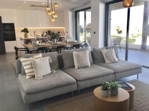 salon z kanapą i kuchnią w obiekcie Luxury Apartment Fernando - The View Fuengirola w mieście Fuengirola
