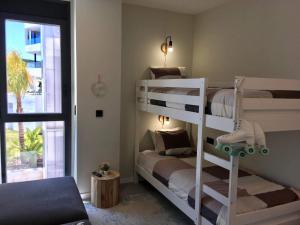 pokój z dwoma łóżkami piętrowymi w pokoju w obiekcie Luxury Apartment Fernando - The View Fuengirola w mieście Fuengirola +22 zdjęcia