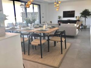 jadalnia i salon ze stołem i krzesłami w obiekcie Luxury Apartment Fernando - The View Fuengirola w mieście Fuengirola