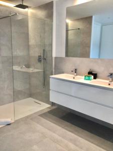 łazienka z prysznicem, umywalką i lustrem w obiekcie Luxury Apartment Fernando - The View Fuengirola w mieście Fuengirola
