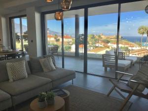 salon z kanapą i widokiem na ocean w obiekcie Luxury Apartment Fernando - The View Fuengirola w mieście Fuengirola