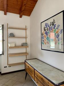 une chambre avec une table et une photo sur le mur dans l'établissement Il Nido, à Castelletto sopra Ticino