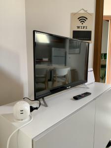 een flatscreen-tv bovenop een bureau bij Il Nido in Castelletto sopra Ticino